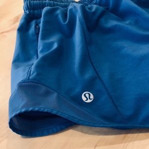 Lululemon hotty hot shorts blue 4" size 4